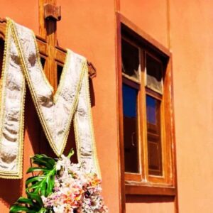 Viele Wohnhäuser wurden mit einem Kreuz geschmückt