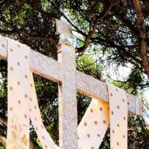 Das geschmückte Kreuz welches durch die Stadt getragen wurde